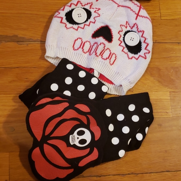 🆕️ Skull Roses Beanie & Polkadot Scarf w Pockets - Picture 6 of 8
